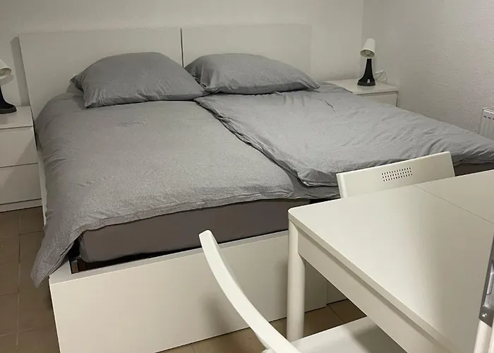 Haus Zum Bacchus Privatezimmer Near Bahnhof Roemisches Theater *